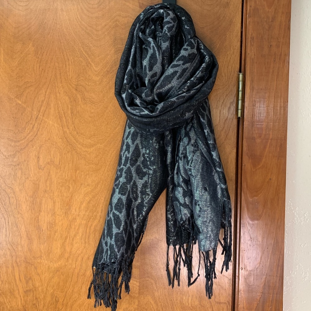 ✨4 for $15✨Black and silver animal print scarf
